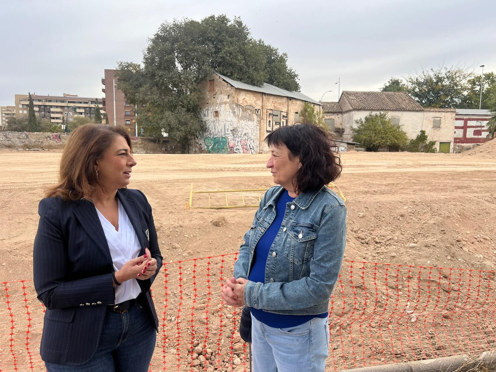 Raquel Ruz y Eva Fernández, junto a la construcción que se va a derribar.