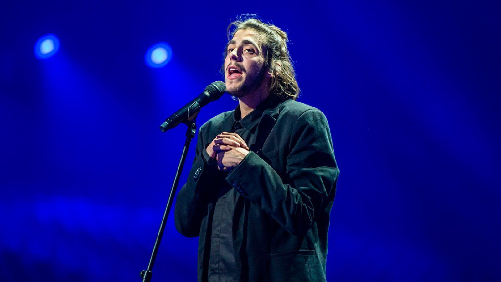 Salvador Sobral actúa este sábado en el Teatro de la Maestranza.