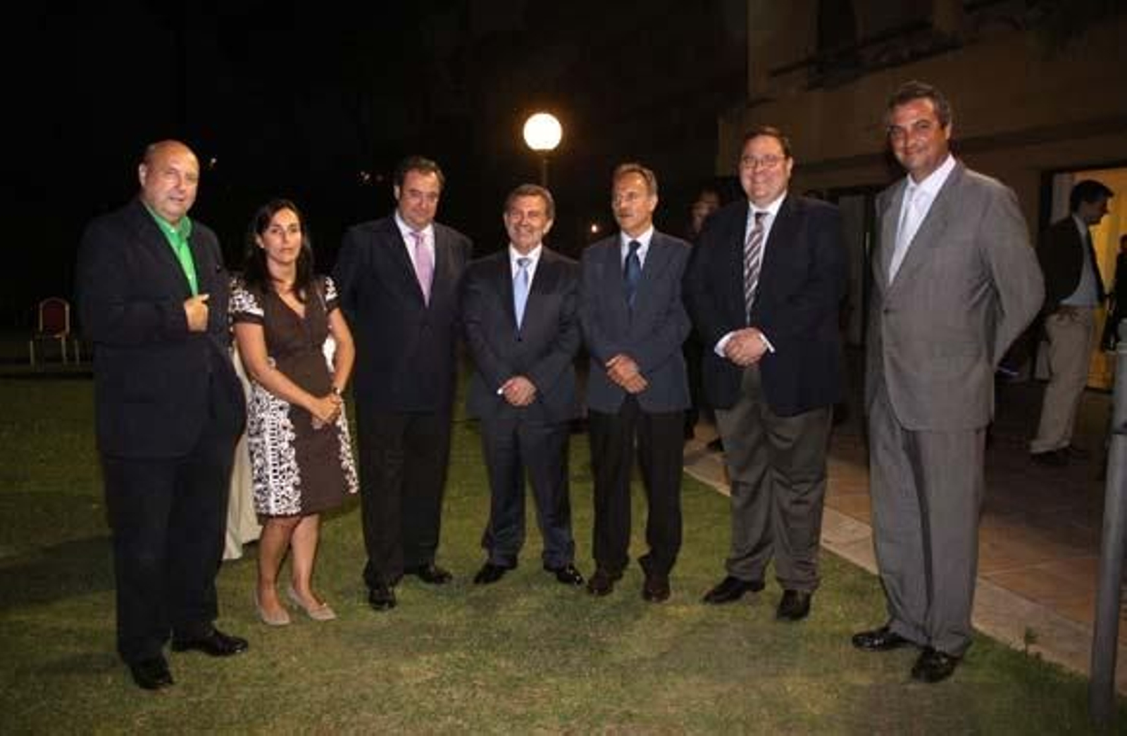 Nicolás Barroso y Amalia Puigdengolas (Cepsa); Tomás Valiente, director general del Grupo Joly; Antonio González Marín, presidente de ADIF; Salvador de la Encina, presidente de la Comisión de Fomento del Congreso; Miguel Ángel Calderón, presidente de la AGI; y Juan Fernández de Mesa, gerente de 'Europa Sur'.

Foto: Vanessa Perez