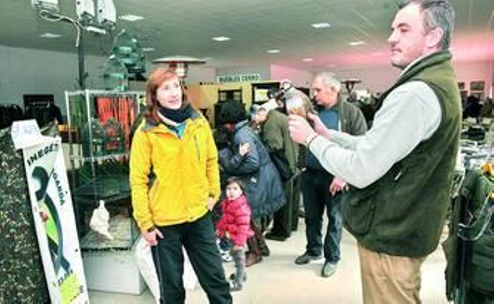 Un hombre sostiene una perdiz de reclamo en la feria de la caza de Belalcázar.