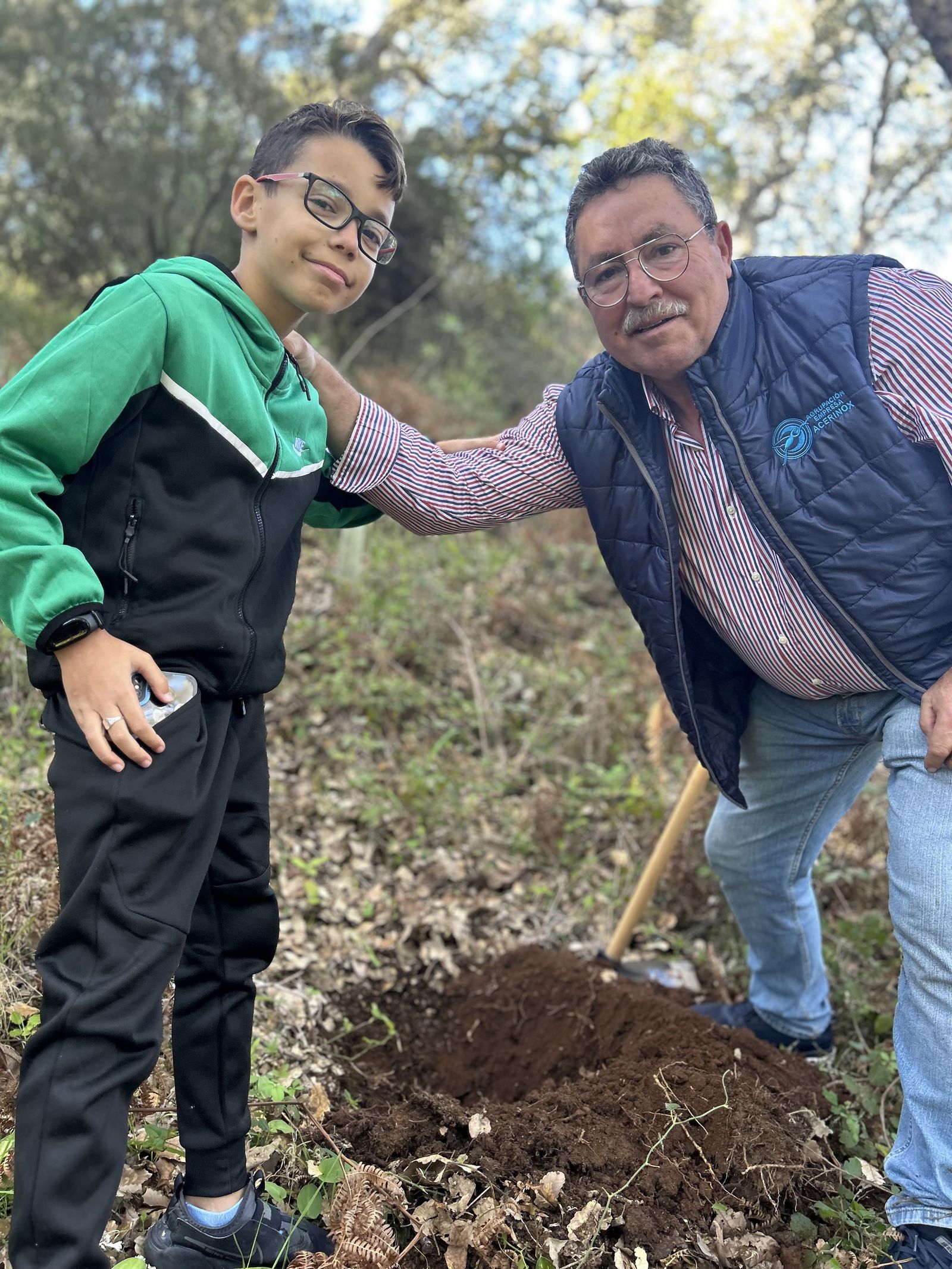 Jornada de reforestación en El Palancar por trabajadores de Acerinox, en imágenes