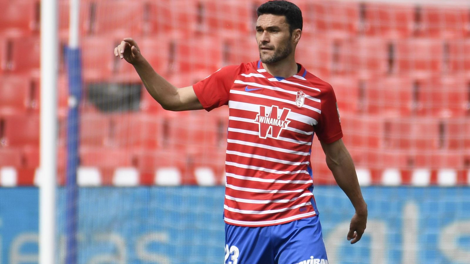 Molina da indicaciones a un compañero.