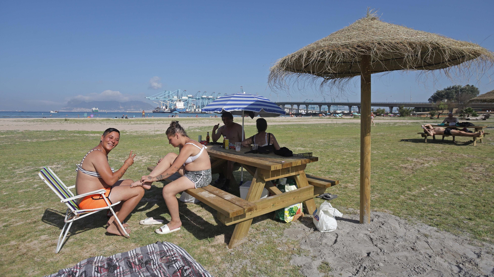Fotos de la  la nueva zona de merendero y la playa canina en La Concha