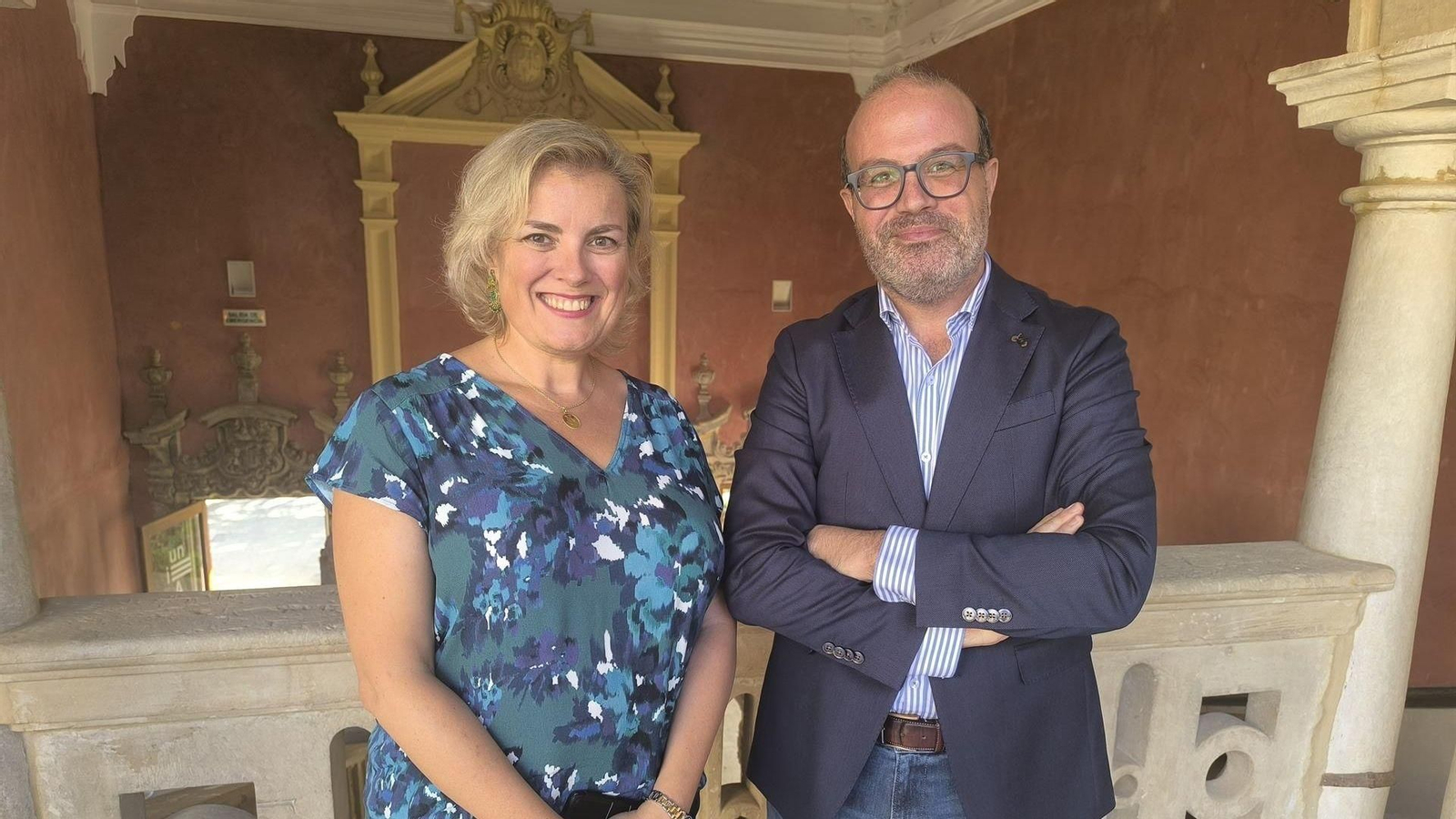 El profesor titular de Historia del Arte en la Universidad de Jaén (UJA) Felipe Serrano, y la profesora de Historia del Arte en el departamento de Patrimonio Histórico de la UJA Mercedes Simal, en la sede Antonio Machado de la UNIA en Baeza.