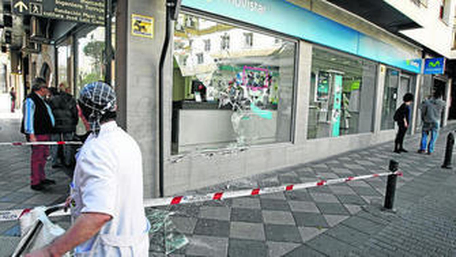 Aspecto en el que quedó la tienda de Movistar tras sufrir el alunizaje.