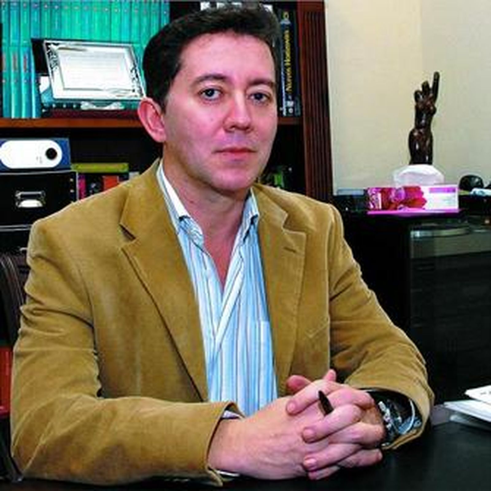 El psiquiatra Conrado Montesinos, en una de sus consultas, en este caso en San Fernando.