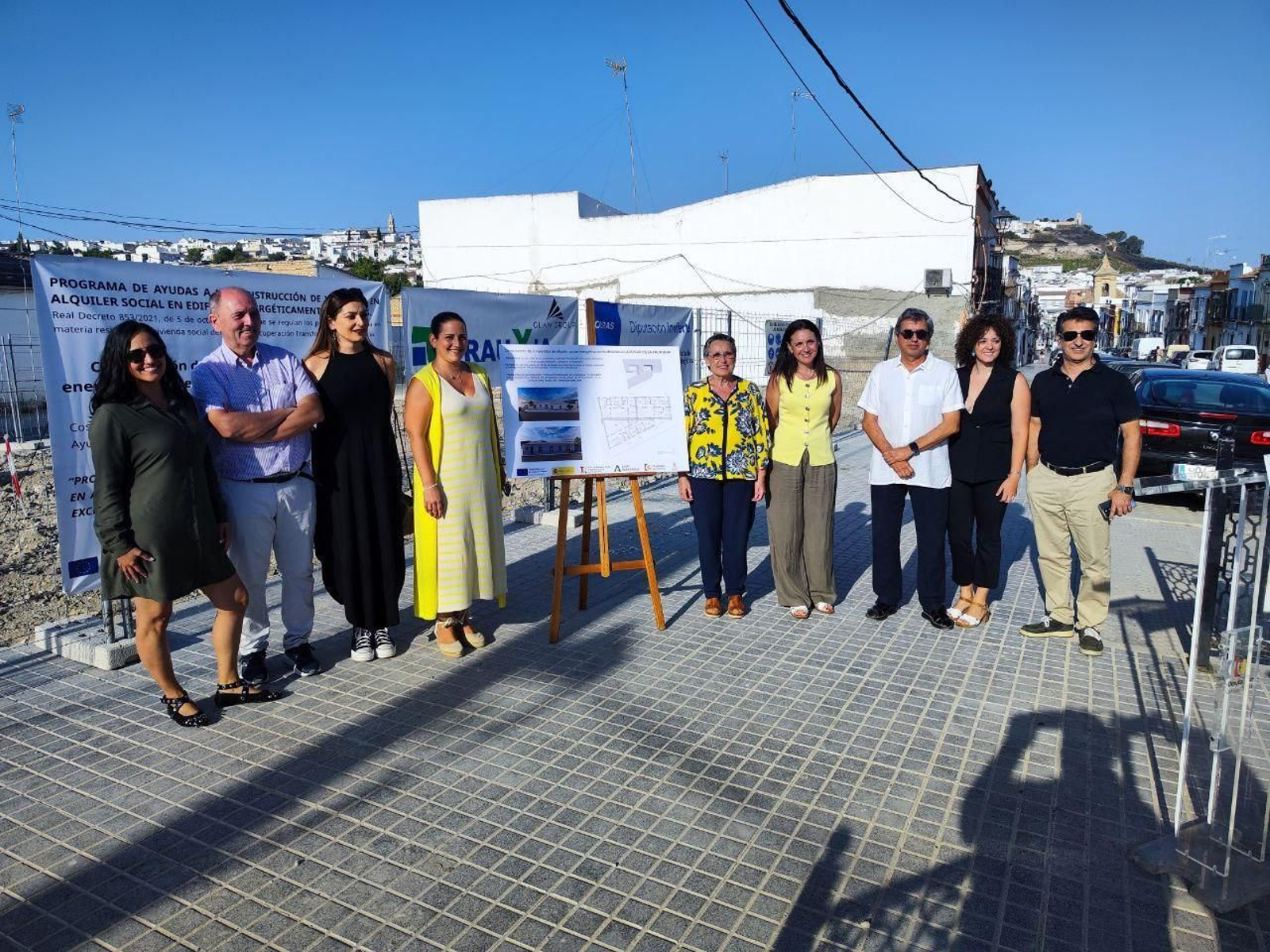Visita al comienzo de las obras de las viviendas públicas en Aguilar de la Frontera.