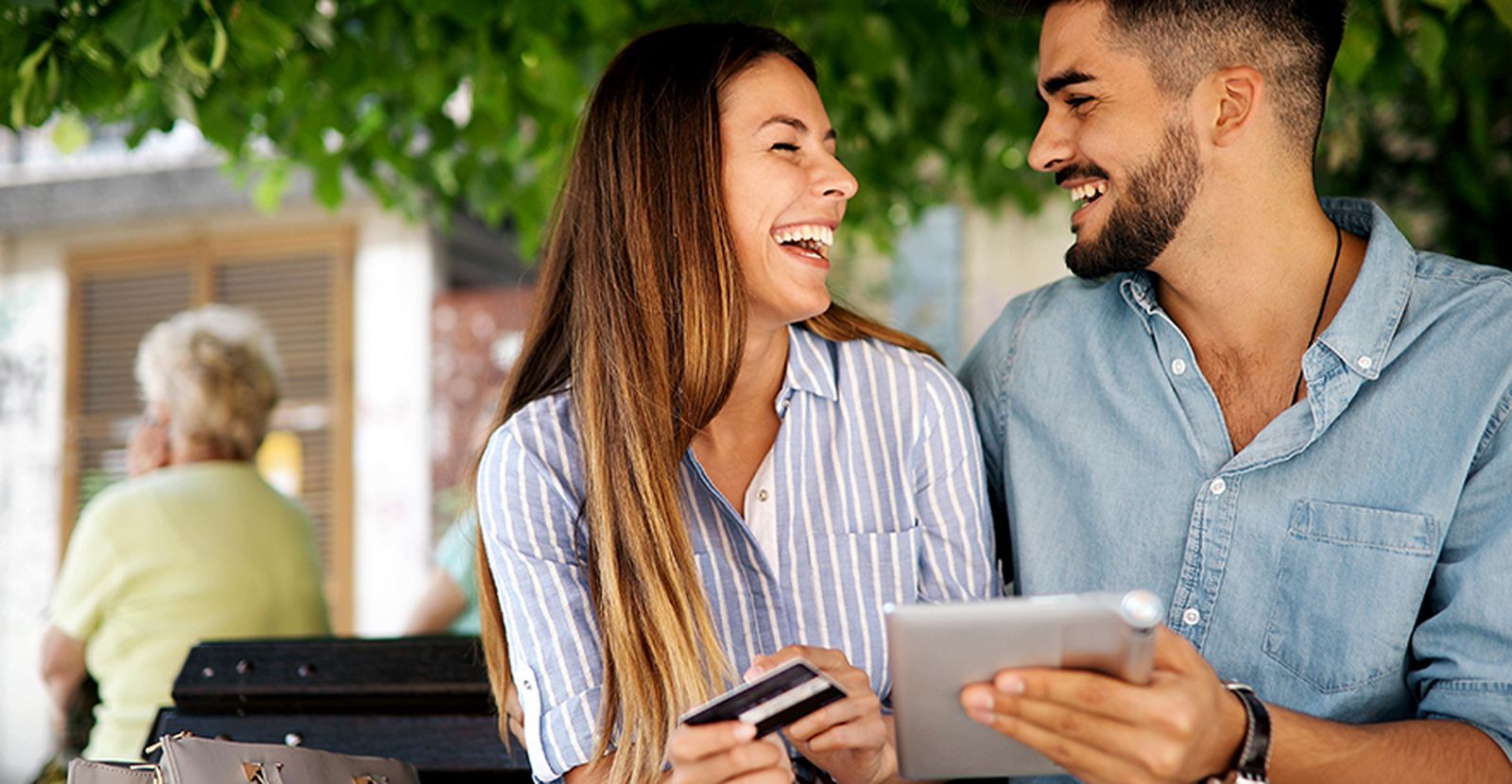 Pareja andaluza conectada a Internet en plena calle.