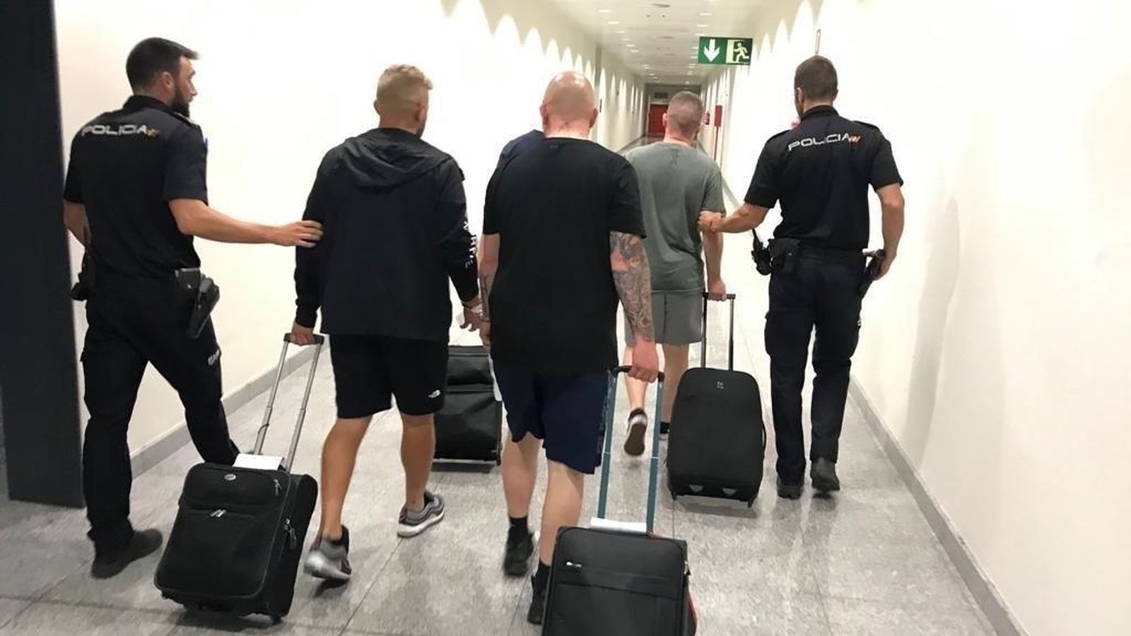 La Policía Nacional traslada a los cinco hooligans en el aeropuerto de Alicante.