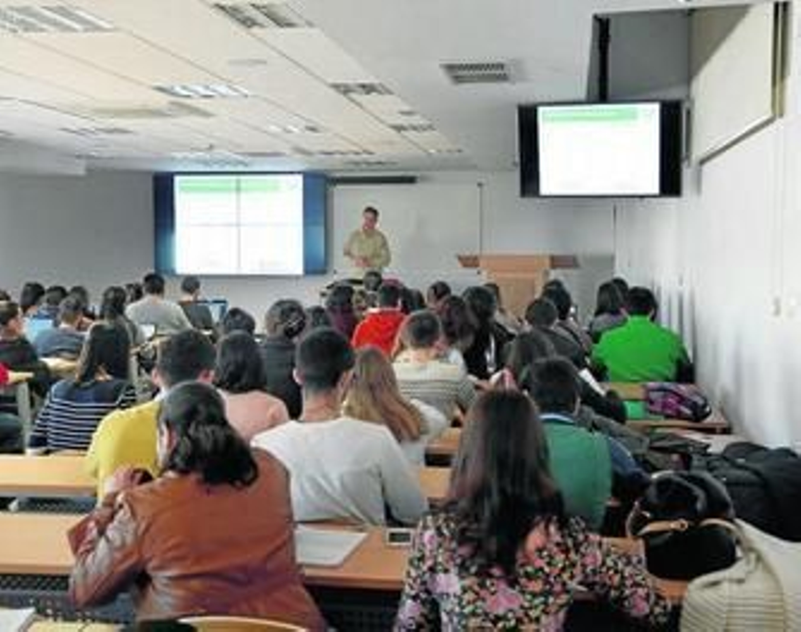 Alumnos del grado de Medicina, en una de las nuevas aulas.