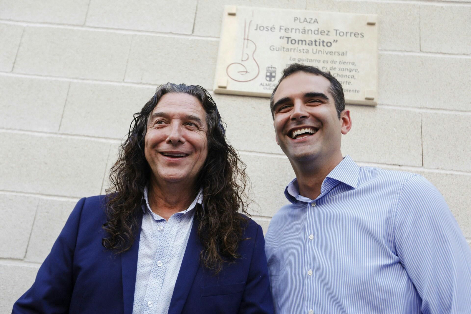 José Fernández Torres 'Tomatito' con el alcalde, Ramón Fernández-Pacheco. Detrás la placa con su nombre.