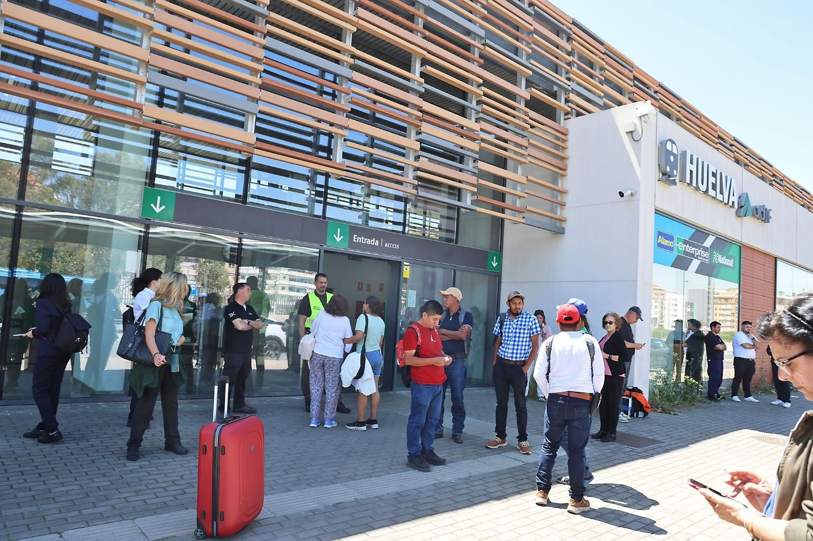 Apagón de luz en Huelva y en toda España: imágenes del caos en la ciudad, cierre de colegios y alarma en las calles