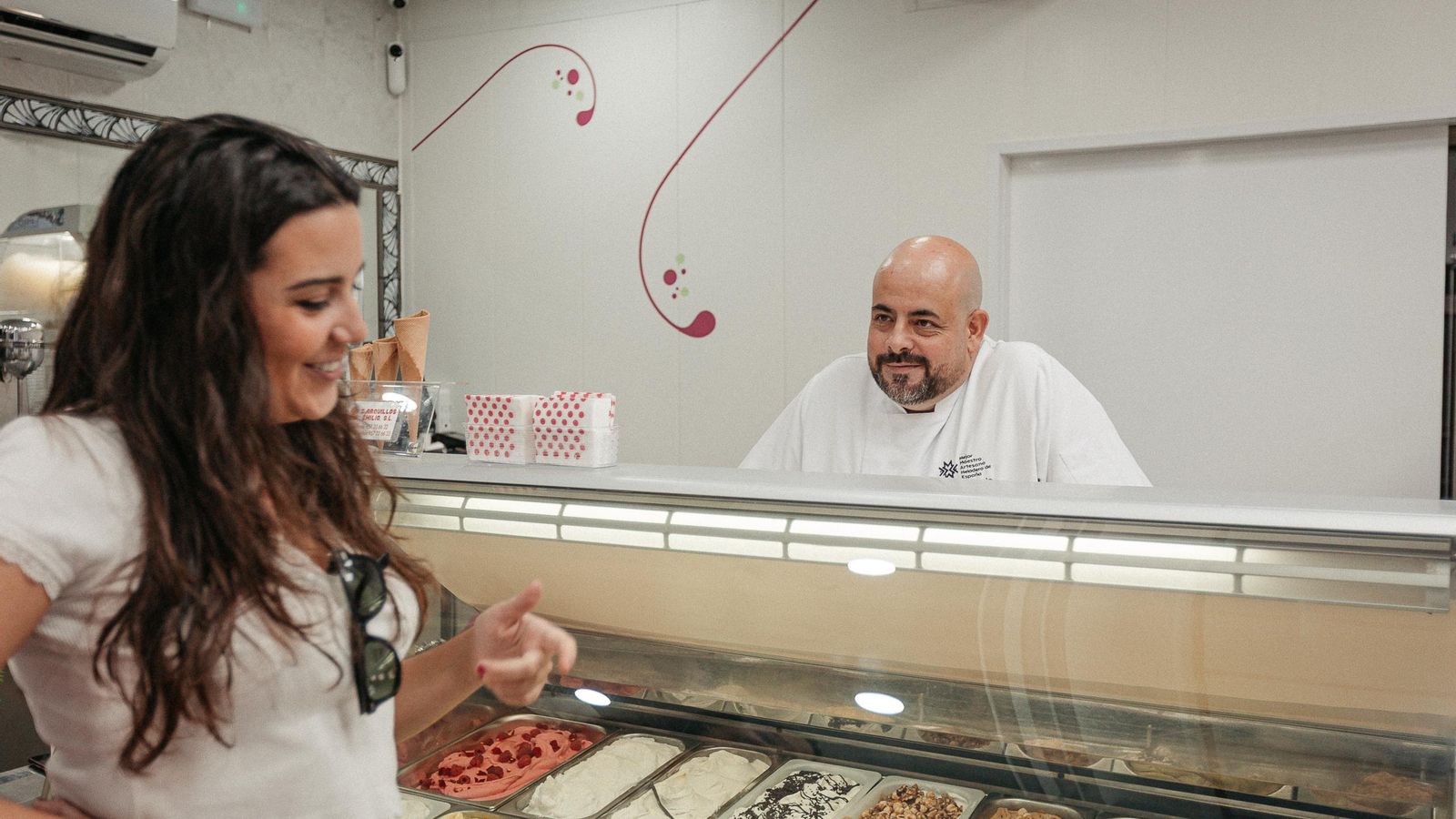 Una cliente pide un helado en Piamonte d'Ambrosio.