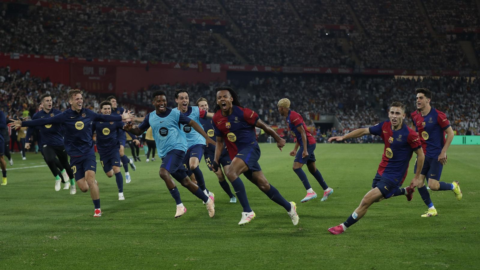 Kounde y sus compañeros celebran el tanto del título azulgrana.