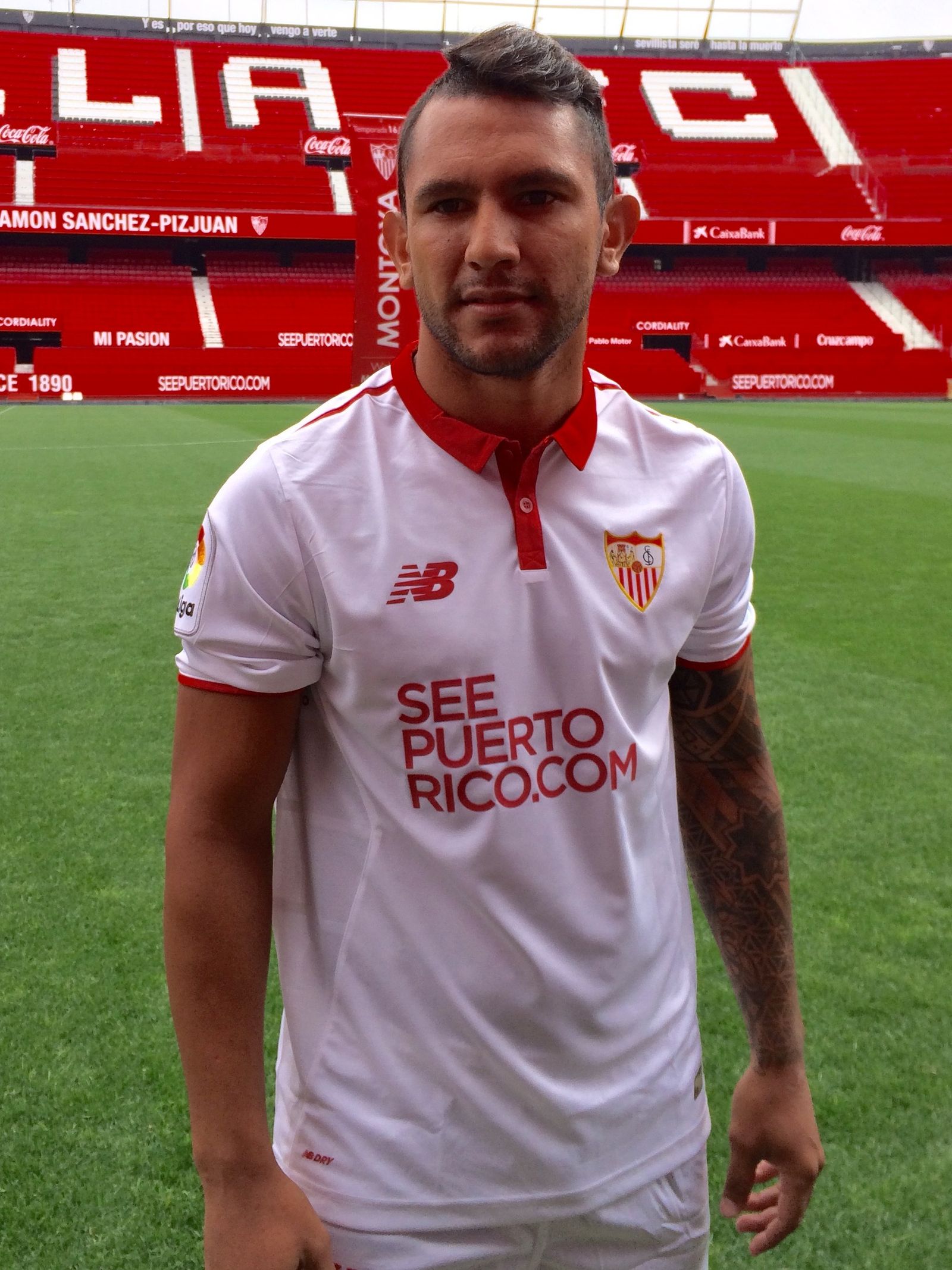 Montoya posa con la equipación del Sevilla.