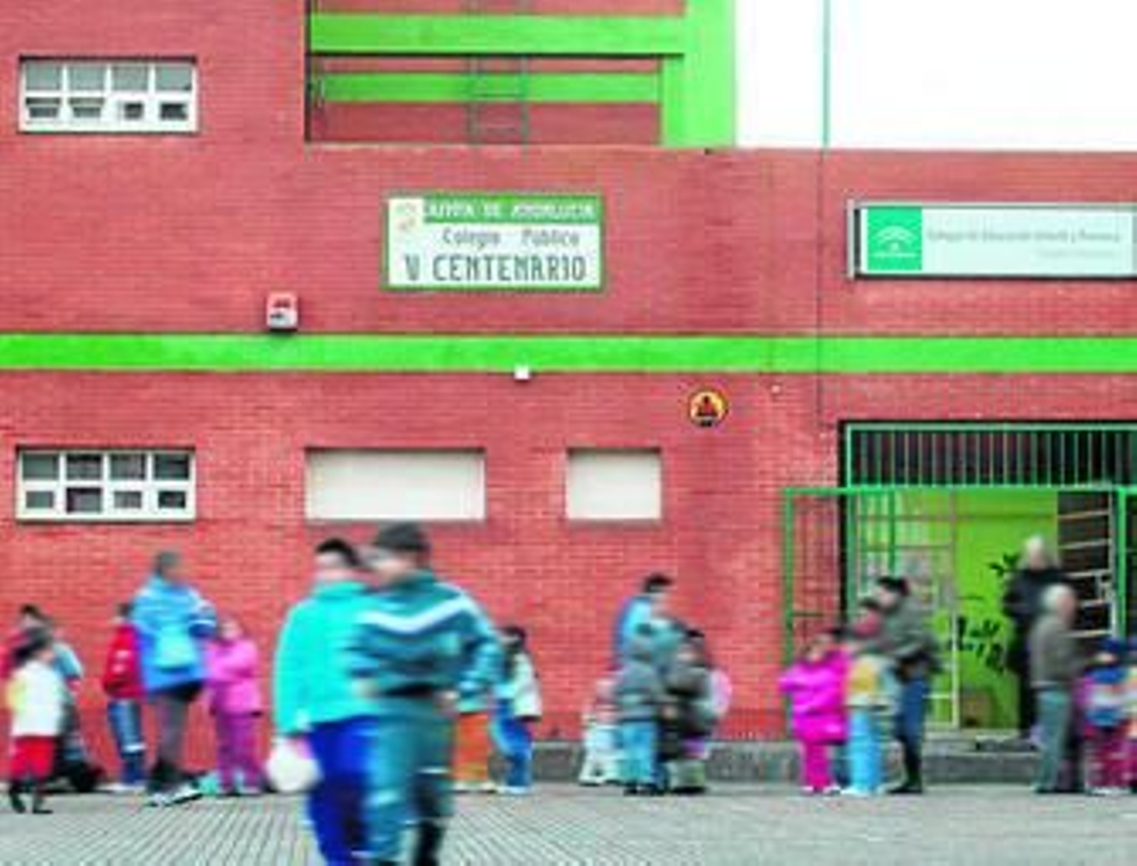 Fachada del edificio del colegio V Centenario, en la capital onubense
