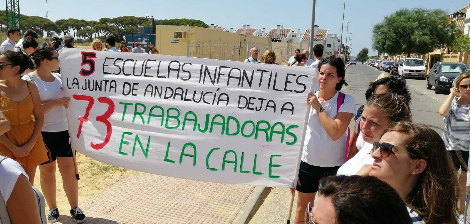 Profesoras de Infantil del colegio Rocío Jurado de Chipiona protestan en Puerto Real.
