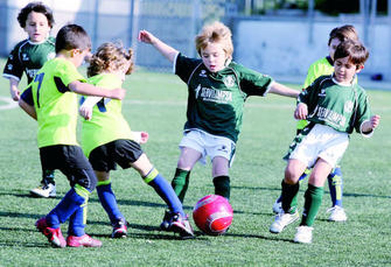 Jugadores del Puerto de la Torre y el Malaka en pugna por un balón.