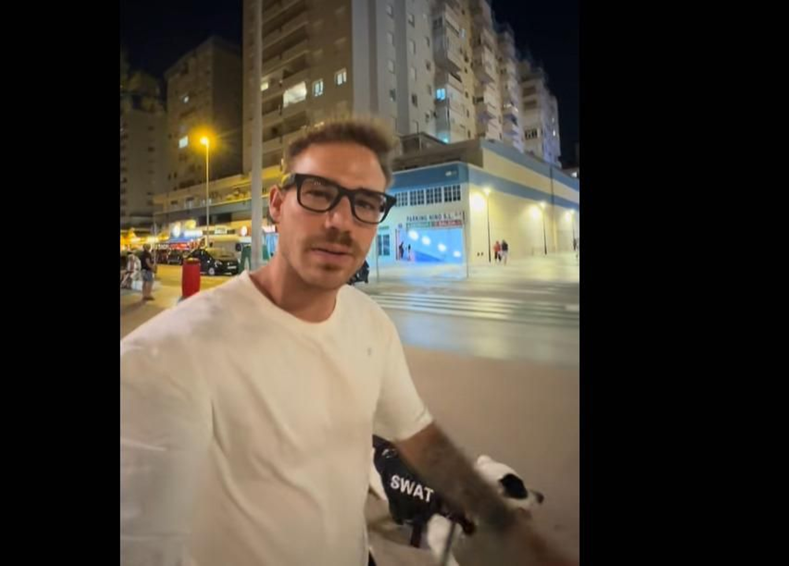 Álex Solla junto a su perra en el Paseo Marítimo de Cádiz