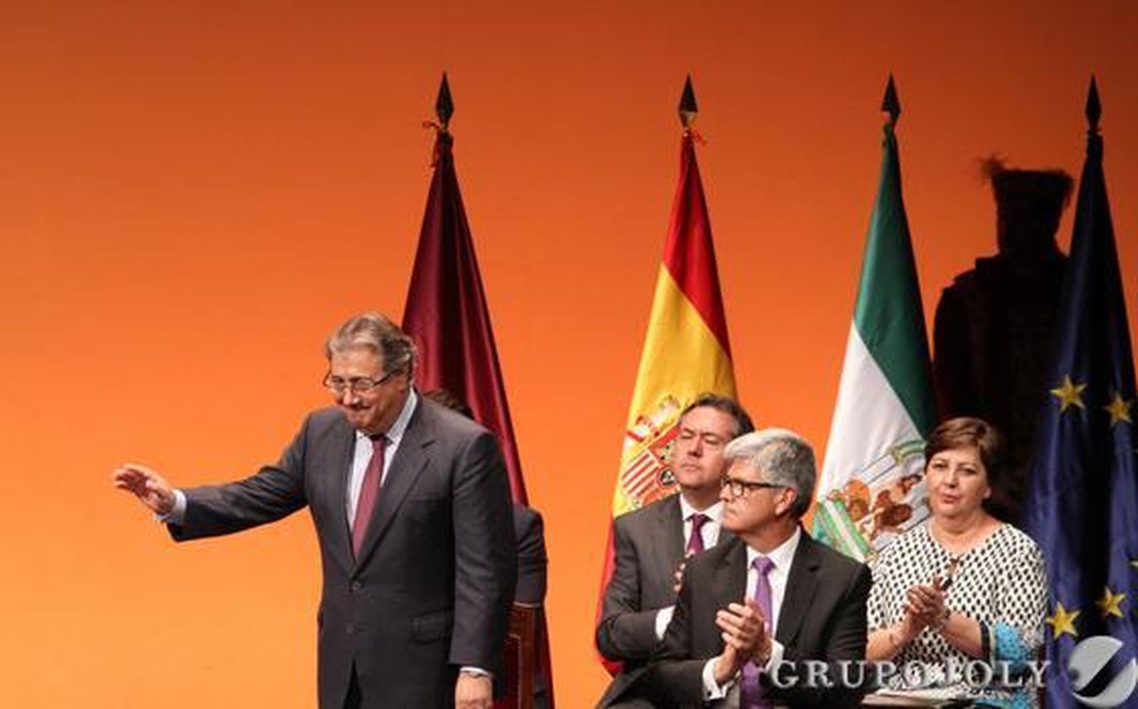 Zoido, ovacionado tras sus palabras.

Foto: B. Vargas