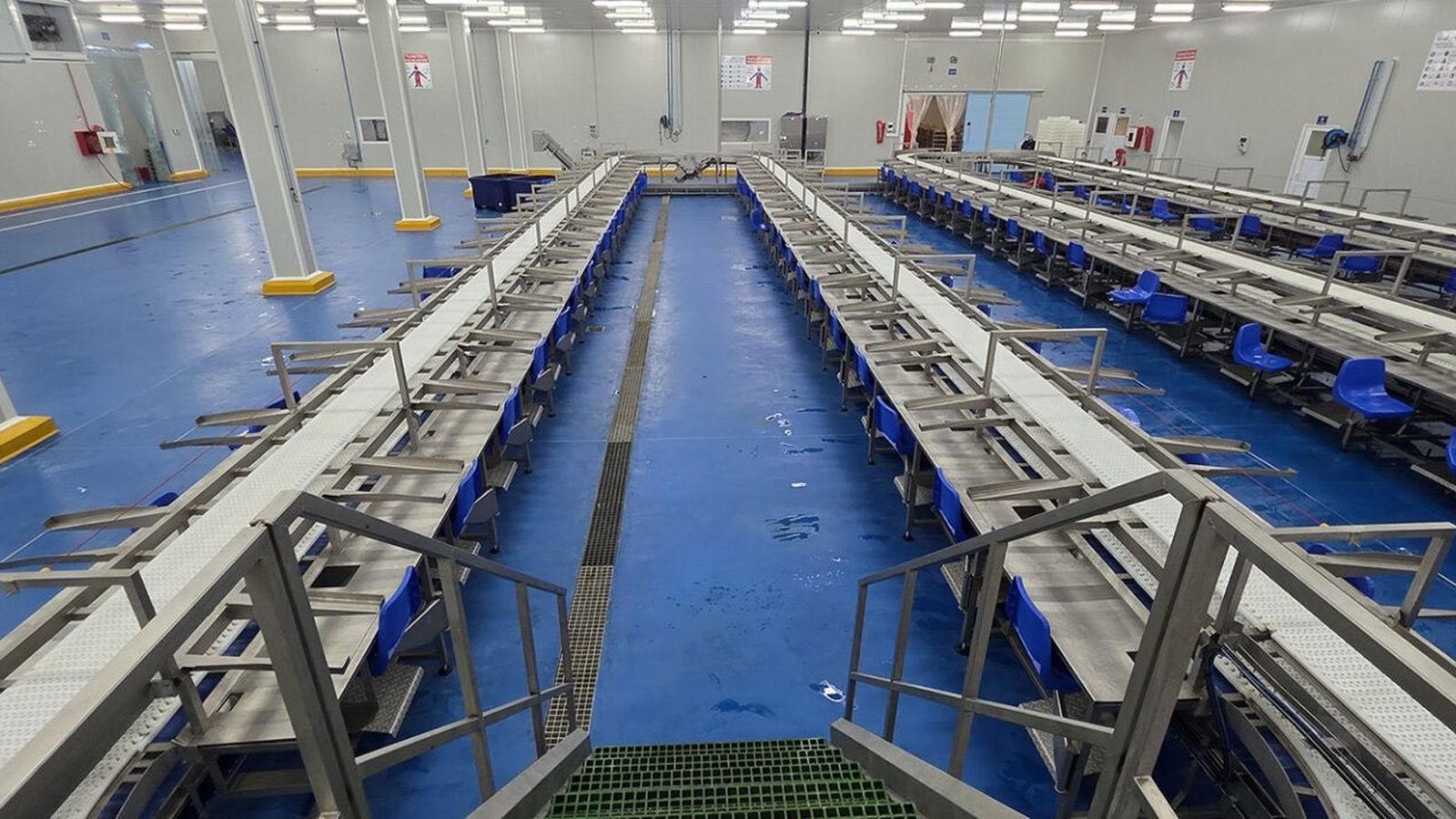 La fábrica tiene capacidad para procesar alrededor de 15.000 toneladas de atún entero al año y producir más de 50 millones de latas anuales.