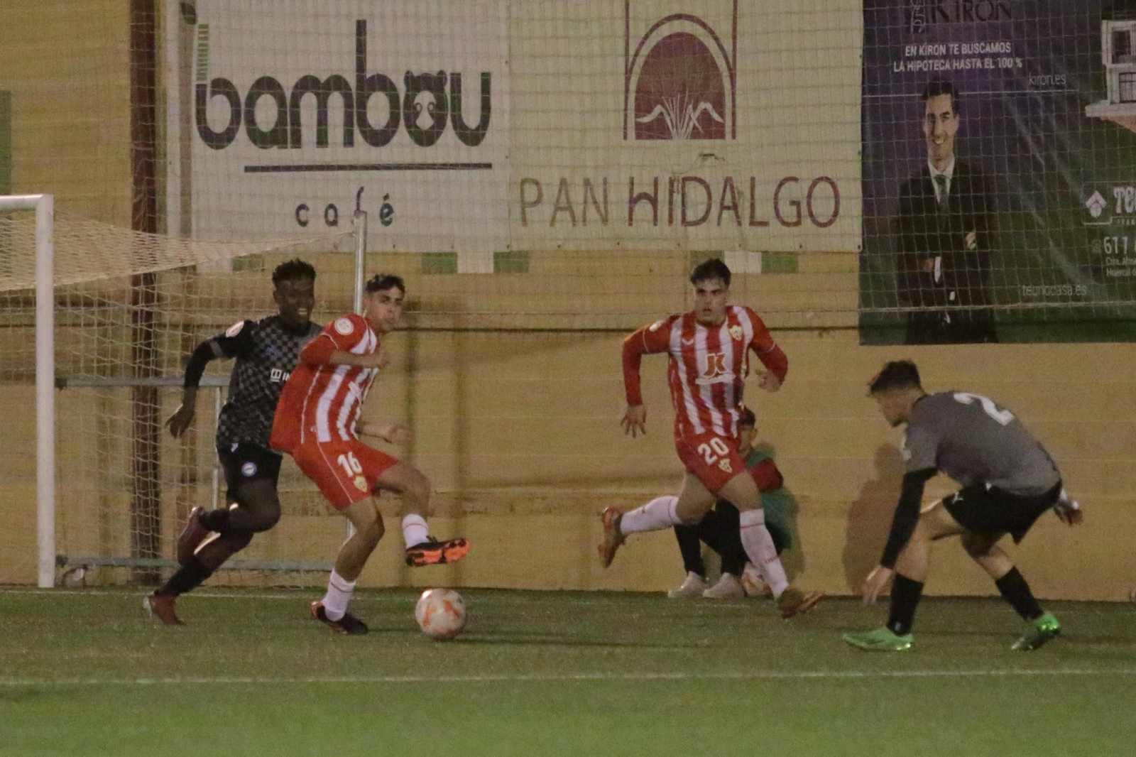 Leal da un pase durante el partido de octavos de Copa del Rey disputado contra el Alavés.