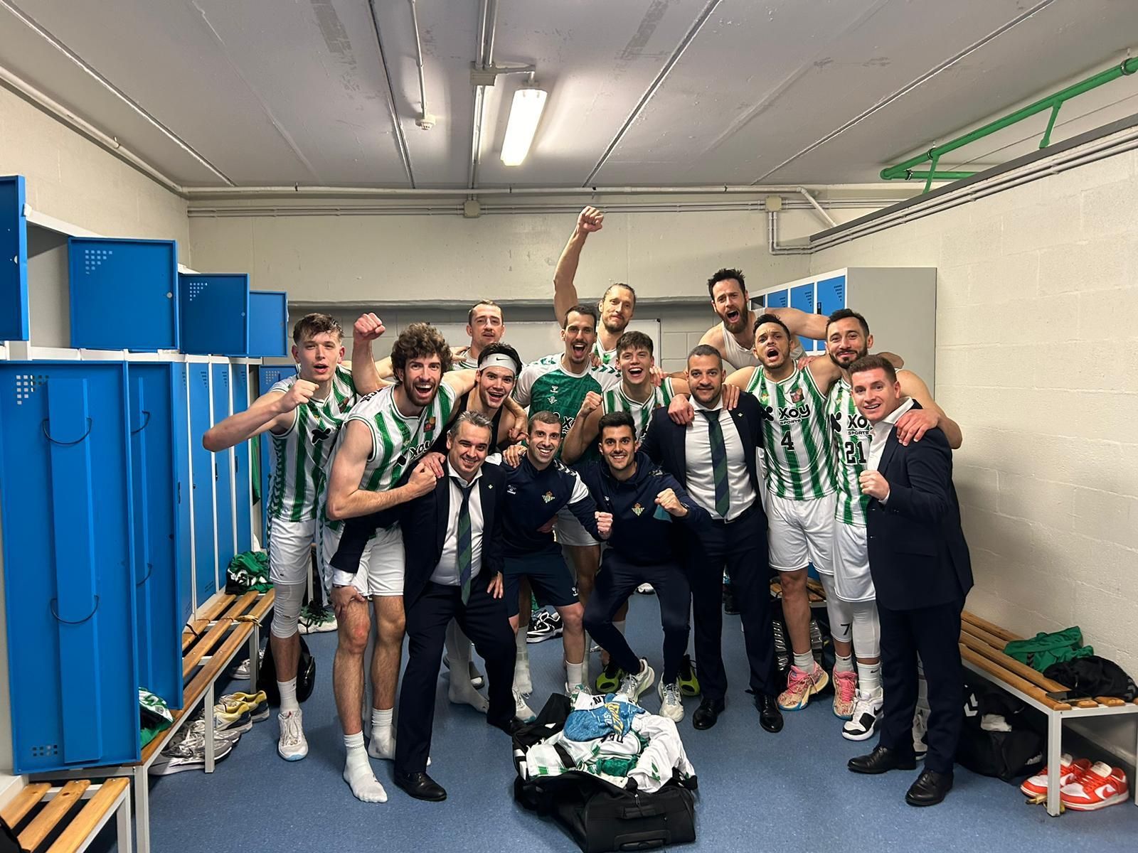 La plantilla y cuerpo técnico celebra el triunfo ante el Gipuzkoa Básket.