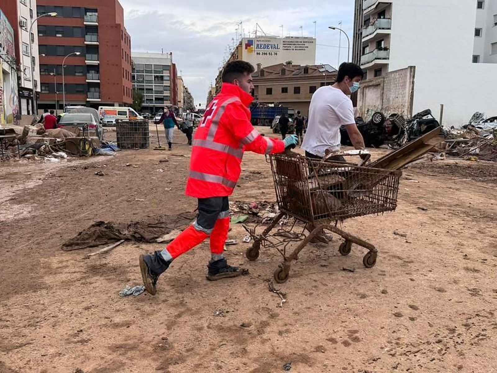 Un voluntario de Cruz Roja Almería trabaja en la zona afectada.