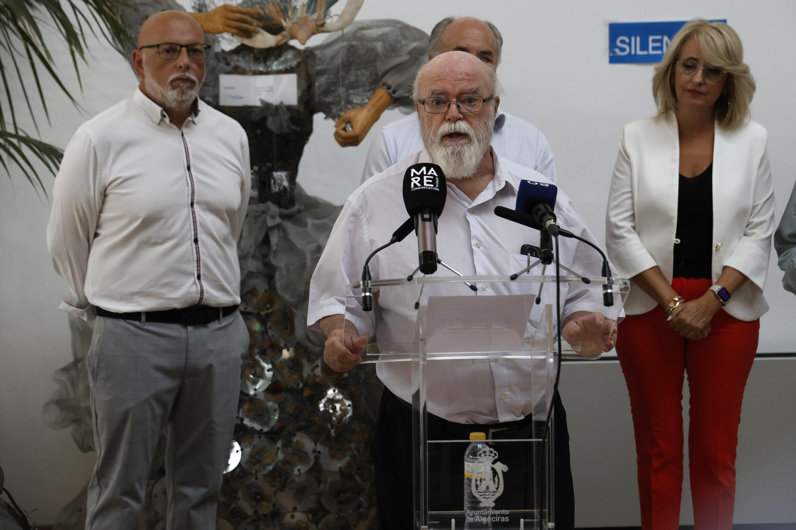 Las fotos de la reubicación del busto de Cristóbal Delgado en el Centro Documental