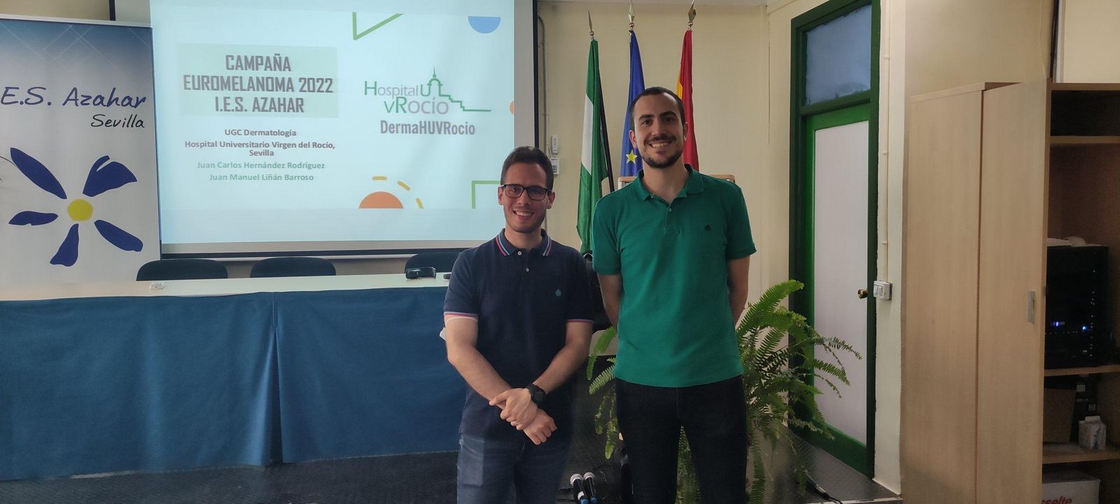 Dos dermatólogos durante una de las charlas educativas en un colegio sevillano.