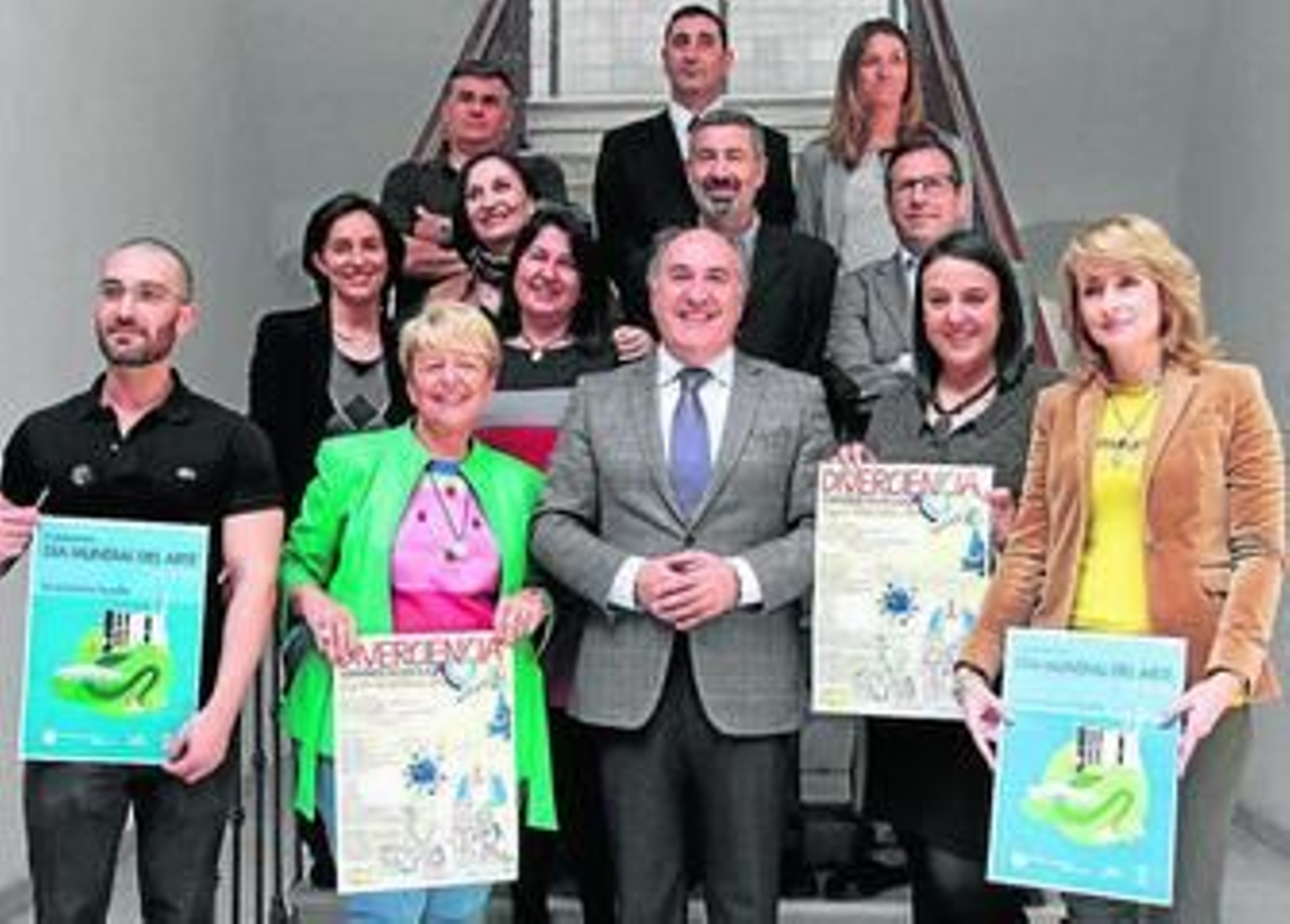 Imagen del alcalde y la promotora del evento junto a los participantes y patrocinadores, ayer.