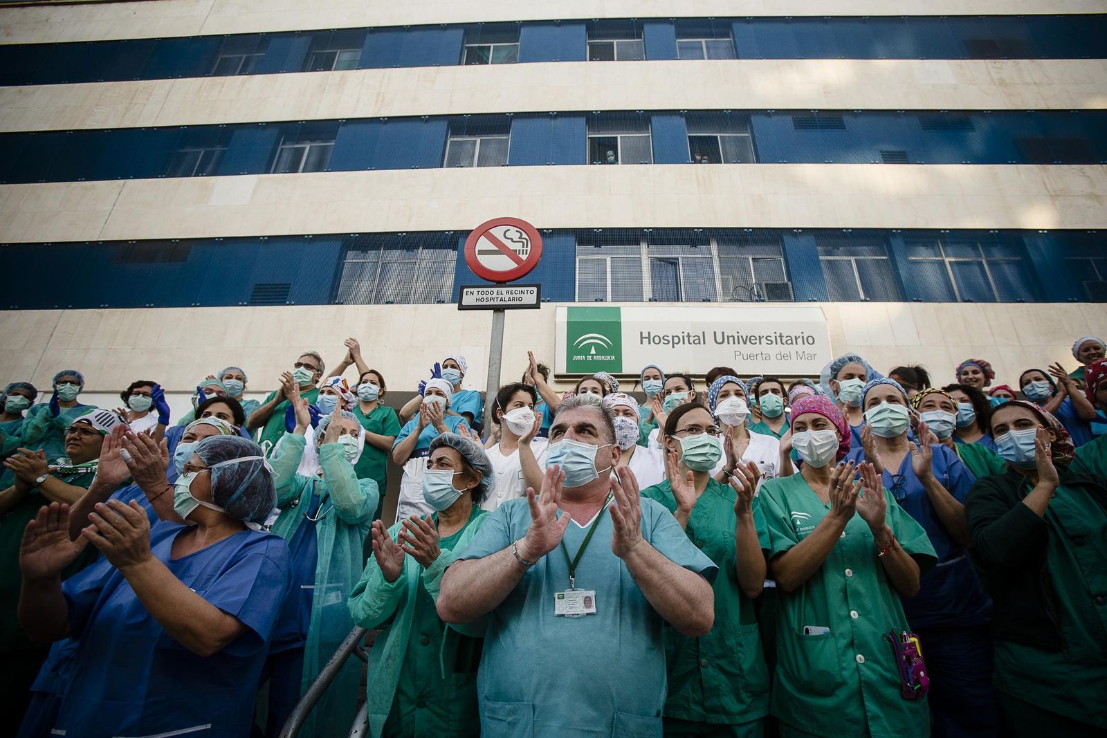 Personal del Puerta del Mar aplaudiendo a las puertas del hospital un día de esta semana.