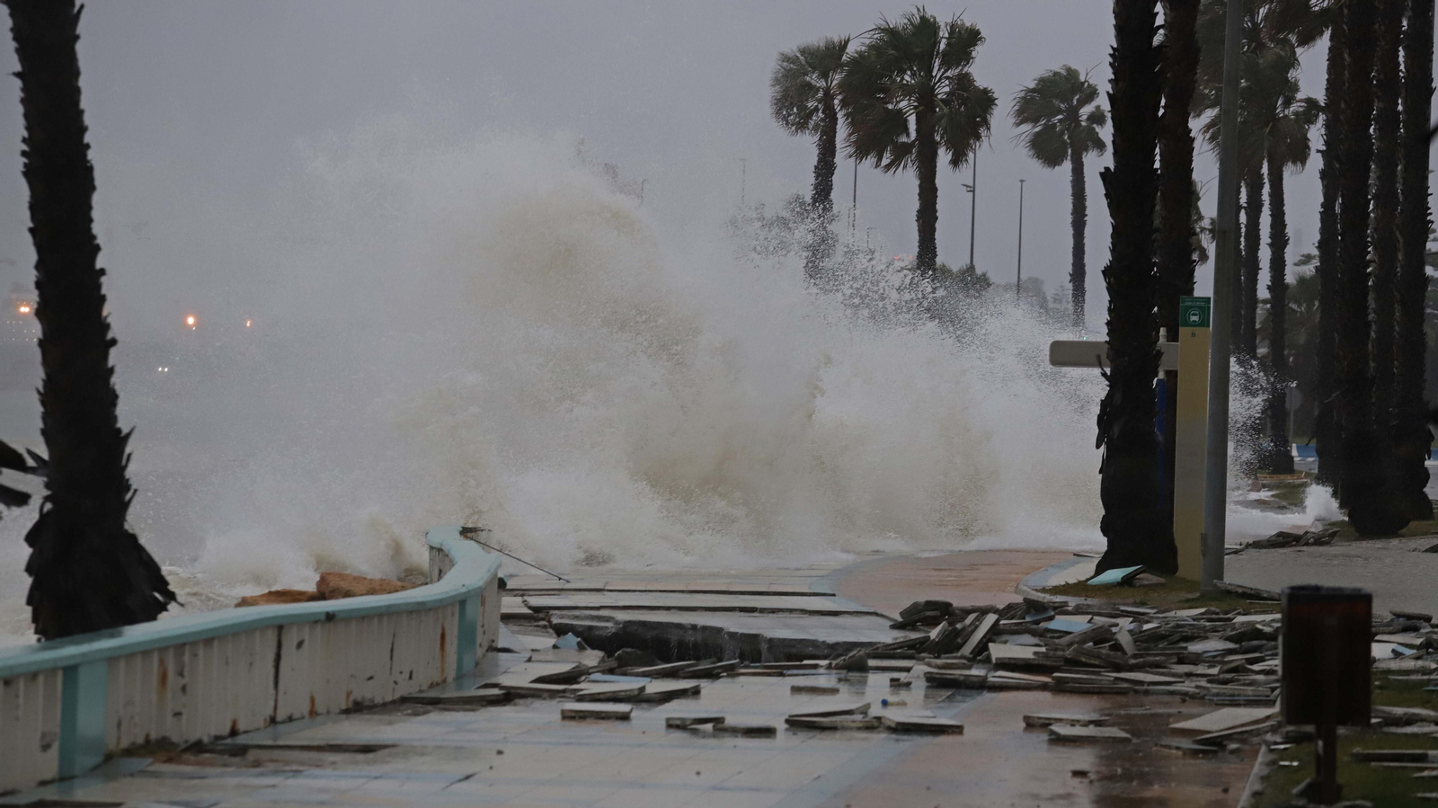 Fotos de los destrozos del temporal de levante en La Línea
