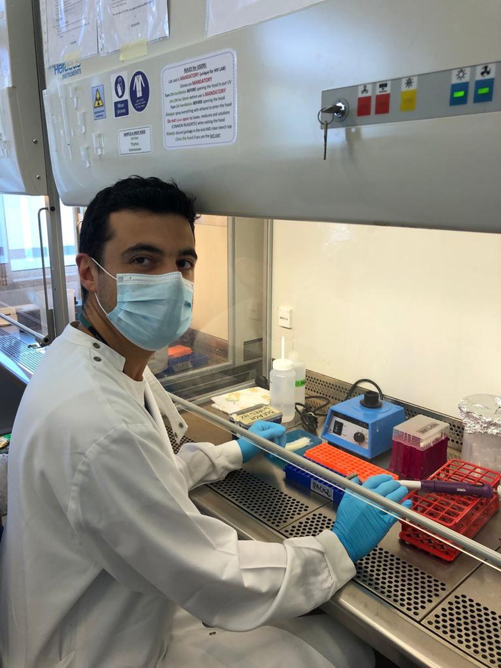 El científico villarrense, en uno de los laboratorios del IMM.