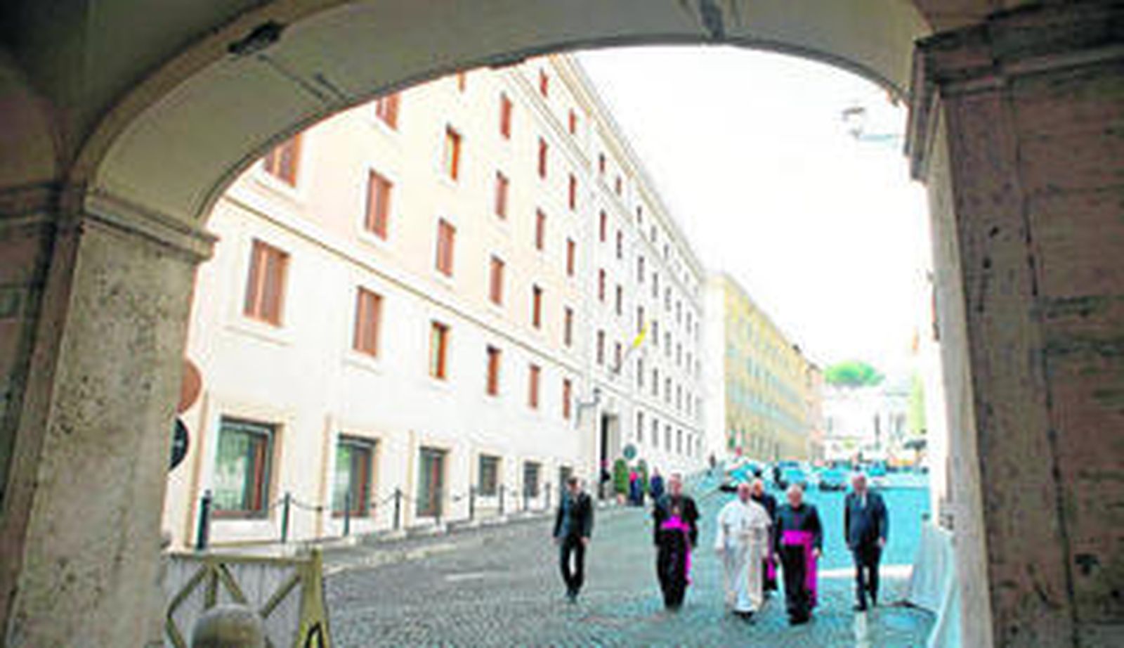 El papa Francisco camina desde la residencia de Santa Marta hacia la sala Pablo VI para una audiencia con los medios de comunicación.