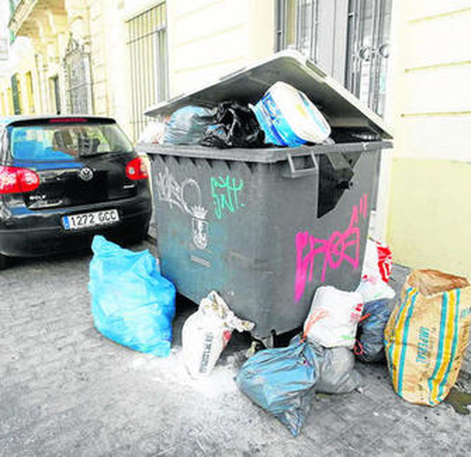 Un contenedor de basura de una calle del centro de la ciudad.