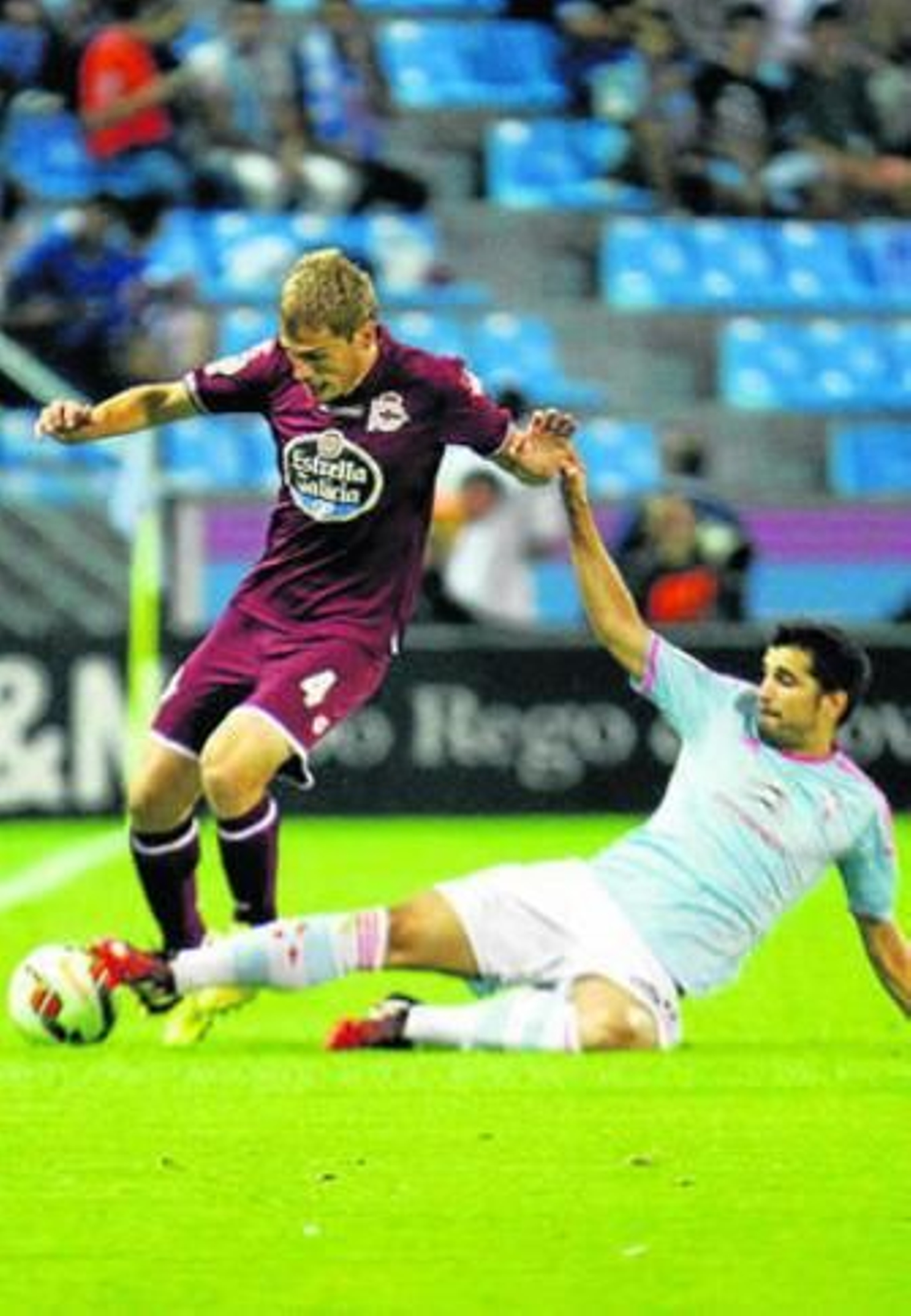 El céltico Álex López le roba un balón a Álex Bergantiño en la banda.