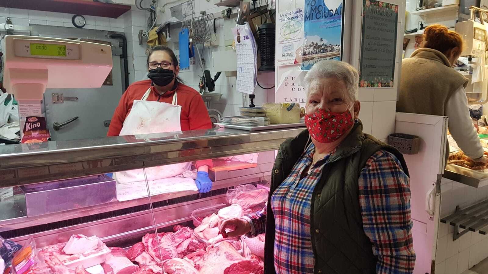 Loli Molina Muñoz, realizando sus compras navideñas en el Mercado de la Concepción portuense.