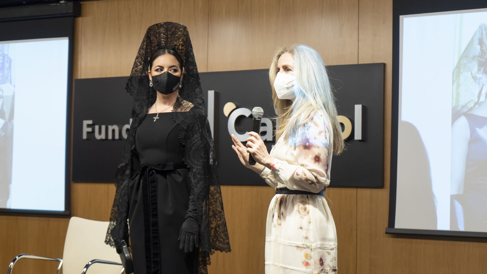 Mila Montero durante la 'masterclass' de la iniciativa 'La mantilla, Sevilla del dolor a la alegría'.