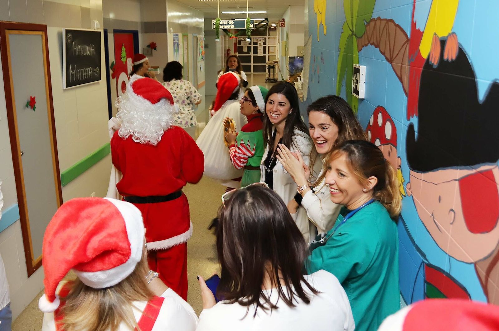 Imágenes de la visita de Papá Noel a los niños del hospital Juan Ramón Jiménez