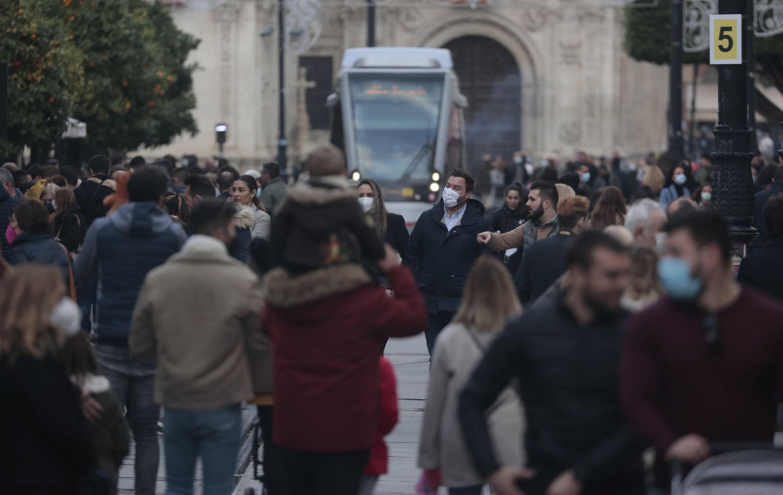 El tranvía avanzando por una atestada Avenida de la Constitución.