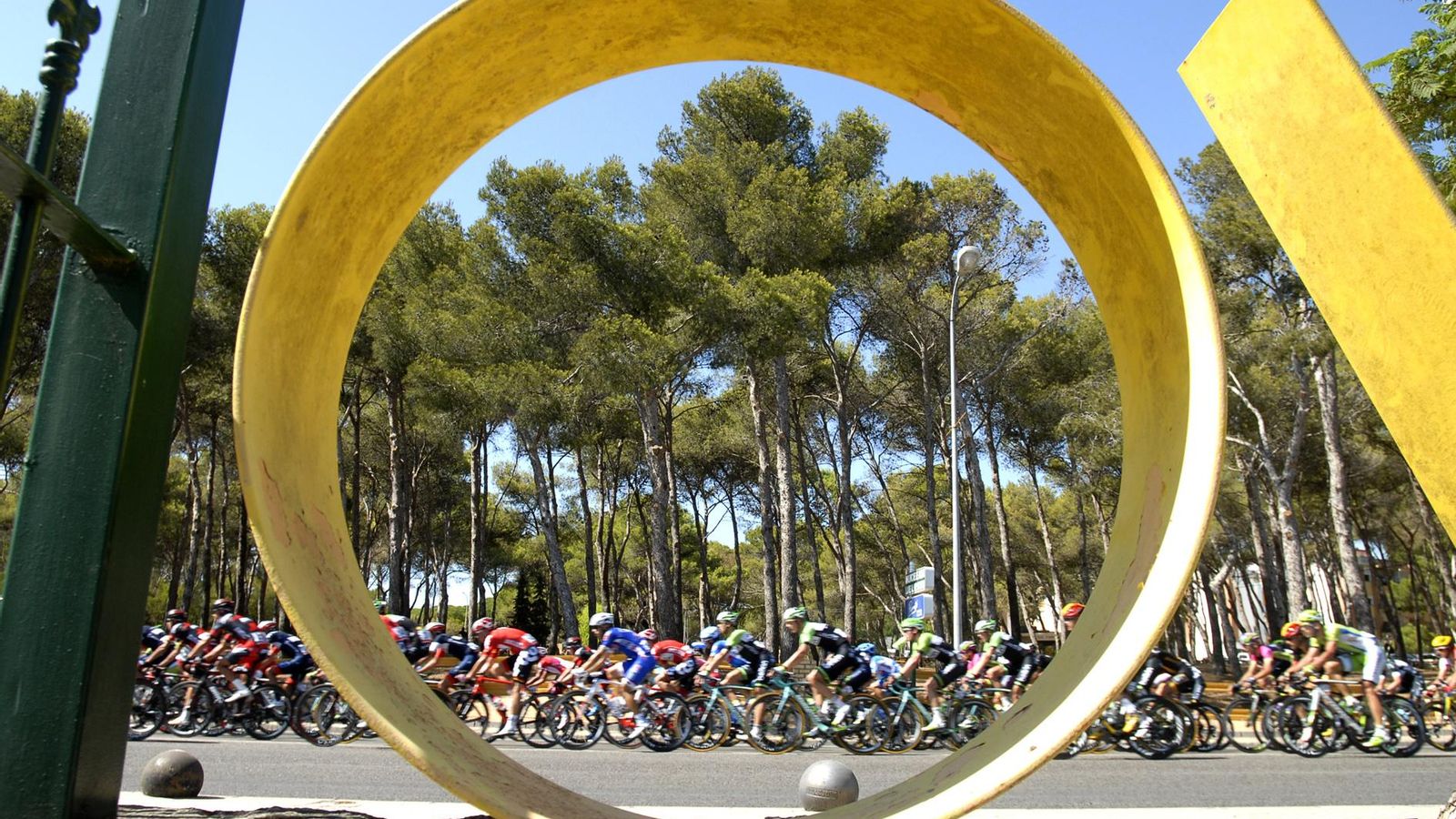 Una imagen del pelotón pasando por El Puerto en el año 2014.