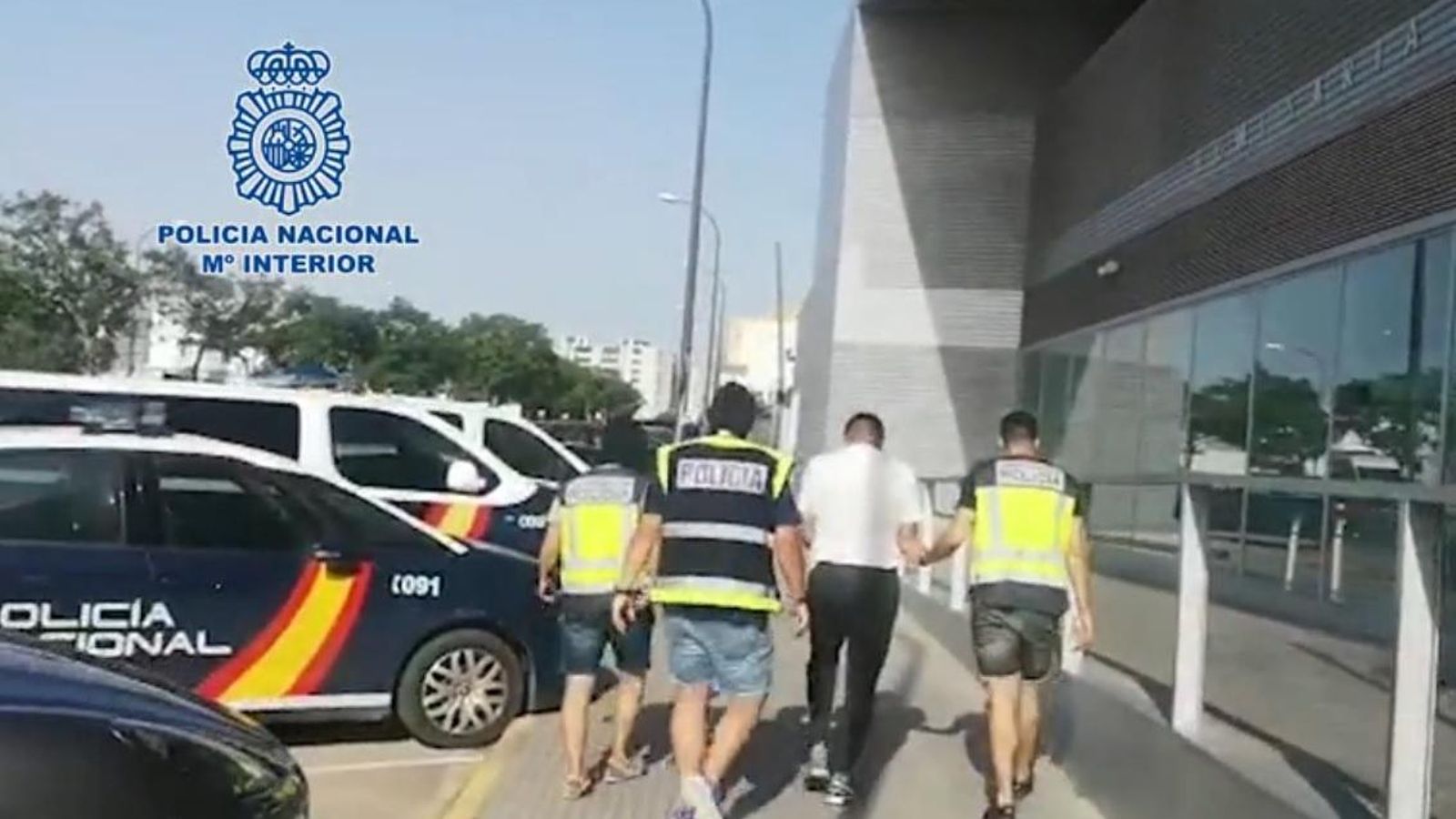 Jesús Manuel H.H. es conducido por tres agentes de la Policía Nacional tras ser detenido, en junio de 2020.