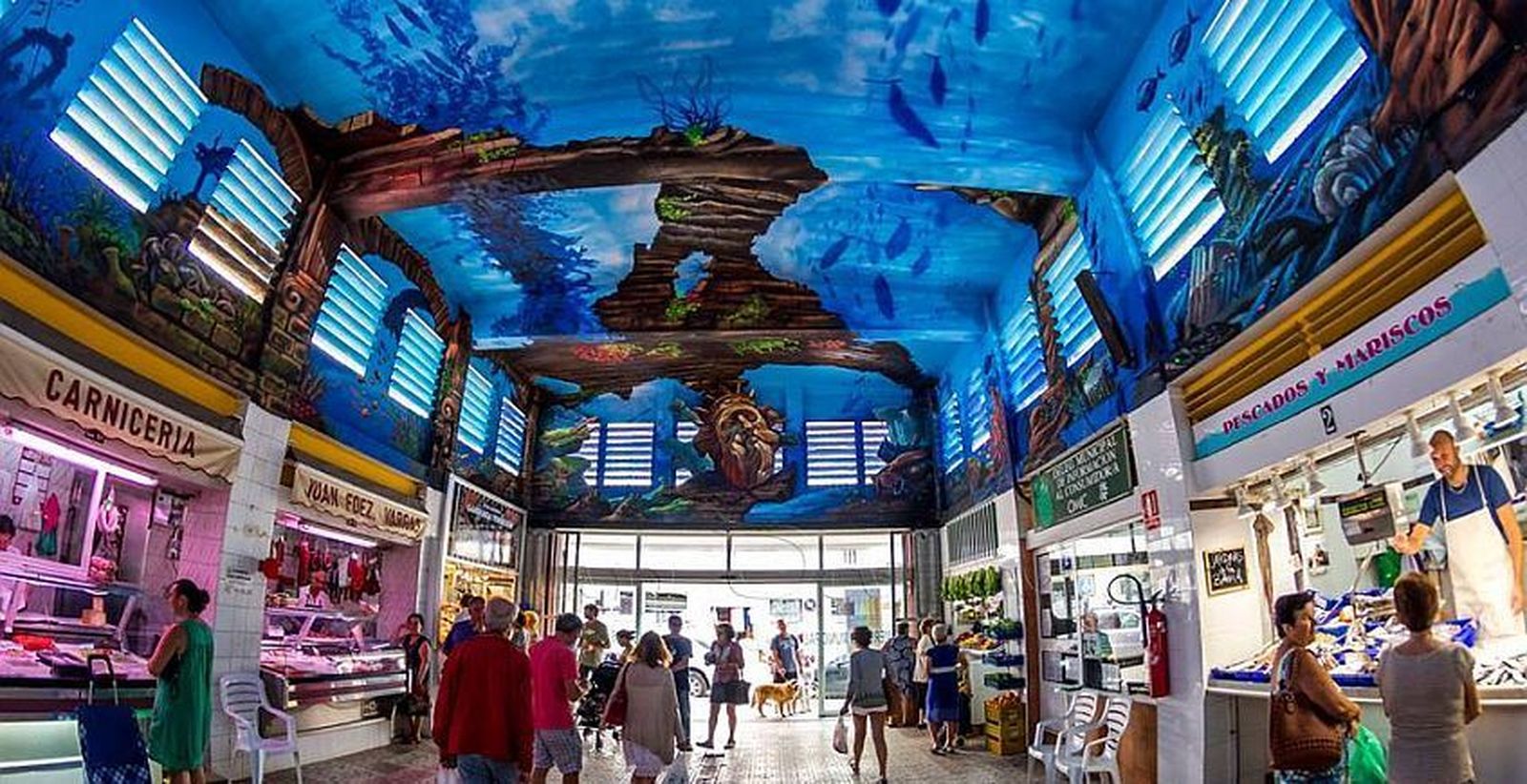 El interior del mercado de abastos de Barbate.