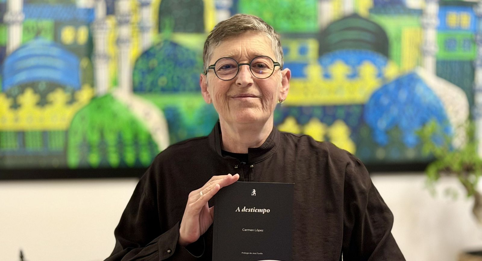 Carmen López con su poemario ‘A destiempo’.