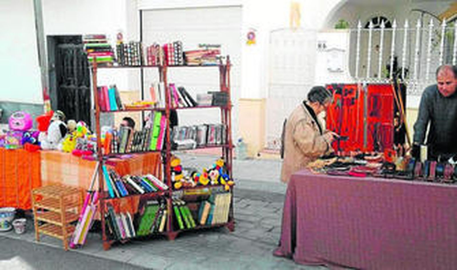 Algunos de los puestos de la última edición del rastrillo.