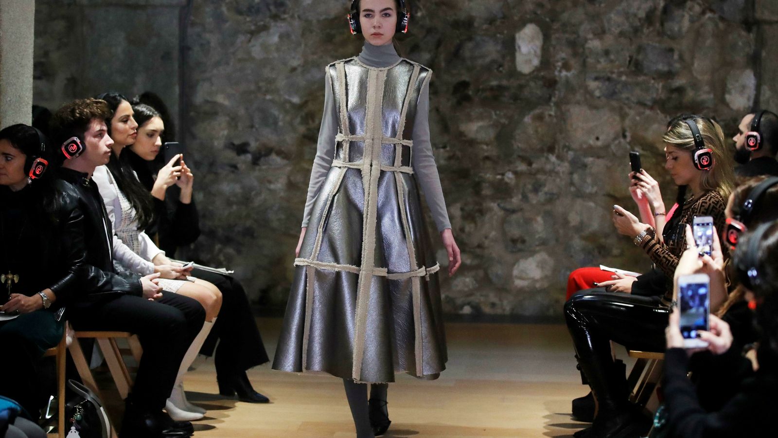 Instante del futurista desfile de Pilar Dalbat.