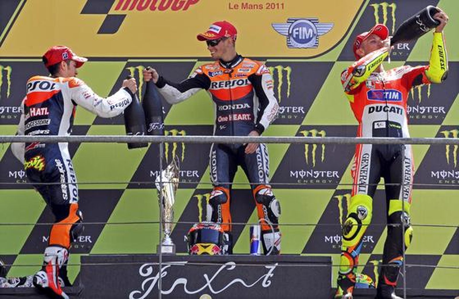 Dovizioso, Stoner y Rossi, en el podio de MotoGP.

Foto: EFE