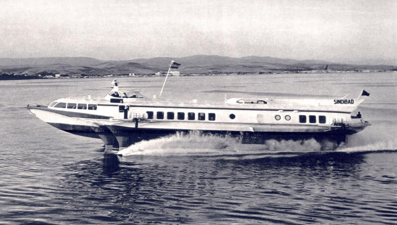 El hidroala Sindibad entrando en el puerto en el año 1973.