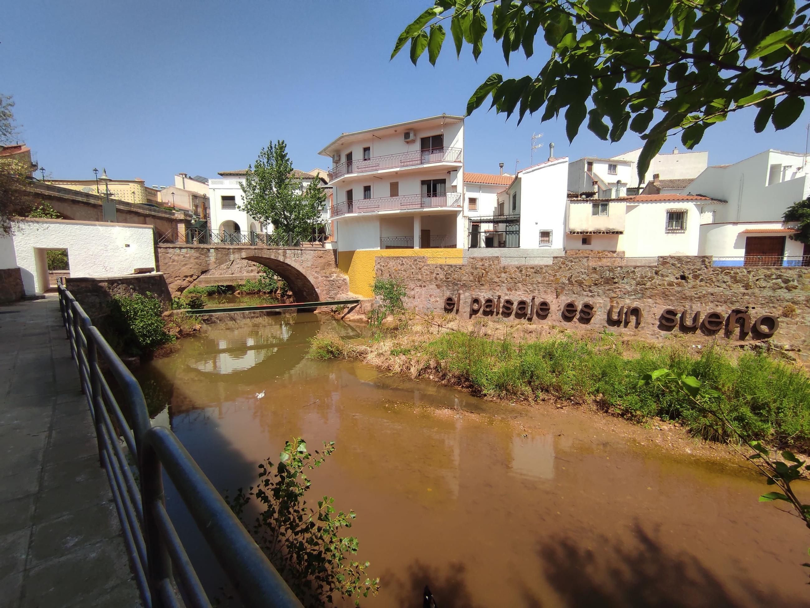 'El paisaje es un sueño', reza la inscripción en metal junto al río Guadalimar.